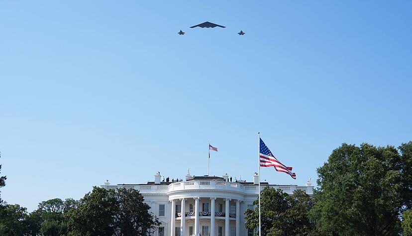 Mit einer Flugshow ehrt Trump die Piloten f&uuml;r ihren Angriff auf iranische Atomanlagen.