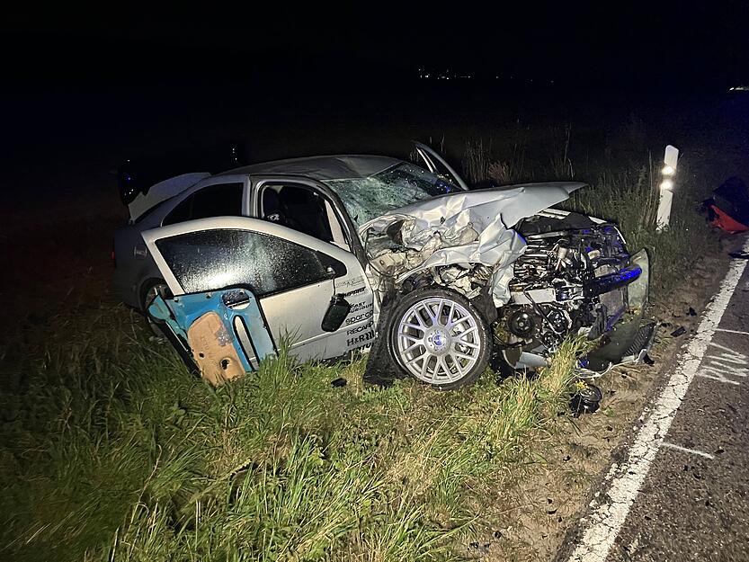 Durch die Wucht der Kollision wurde er Dutzende Meter über die Straße geschleudert.