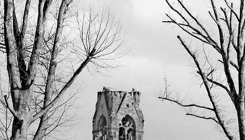 Die Turmspitze der Friedenskirche wurde 1947 aus Sicherheitsgründen beseitigt. 1952 wurde unter Protest alles eingeebnet. Die Turmspitze der Friedenskirche wurde 1947 aus Sicherheitsgründen beseitigt. 1952 wurde unter Protest alles eingeebnet.