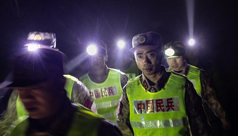 Rettungskr&auml;fte suchen Versch&uuml;ttete nach einem Erdrutsch in S&uuml;dwestchina.