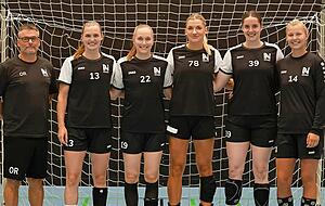 F&uuml;nf Neue und ein R&uuml;ckkehrer (von links): Torh&uuml;terinnen-Trainer Oliver Rieth, Alicia Soffel, Meret Ossenkopp, Paulina Uscinowicz, Merle Albers und Kamila Kordovsk&aacute;.