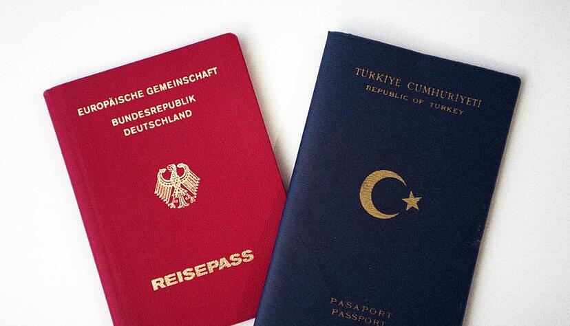 Ab dem 27. Juni müssen sich Menschen mit doppelter Staatsbürgerschaft nicht mehr für eine entscheiden. Ab dem 27. Juni müssen sich Menschen mit doppelter Staatsbürgerschaft nicht mehr für eine entscheiden.