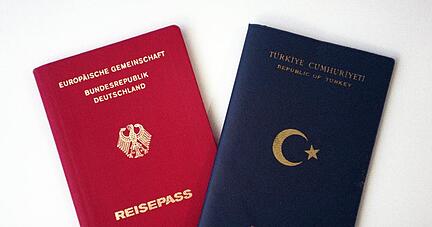Deutscher und türkischer Pass.