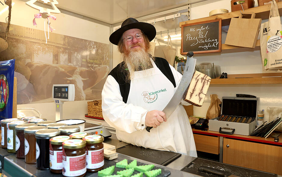 Jan Euchler bietet auf dem Heilbronner Wochenmarkt besondere Käsesorten in der Weihnachtszeit an. Jan Euchler bietet auf dem Heilbronner Wochenmarkt besondere Käsesorten in der Weihnachtszeit an.