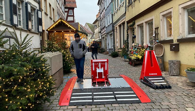 Gekauft statt gemietet: Einklappbare Zufahrtssperren zum Altdeutschen Weihnachtsmarkt in Bad Wimpfen. Gekauft statt gemietet: Einklappbare Zufahrtssperren zum Altdeutschen Weihnachtsmarkt in Bad Wimpfen.
