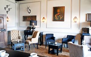 In der Bar können Gäste bei einem Drink entspannen. Die Möbel hat Gutjahr schon im vergangenen Jahr ersetzt. Sie waren einer der Streitpunkte bei der Übergabe. In der Bar können Gäste bei einem Drink entspannen. Die Möbel hat Gutjahr schon im vergangenen Jahr ersetzt. Sie waren einer der Streitpunkte bei der Übergabe.