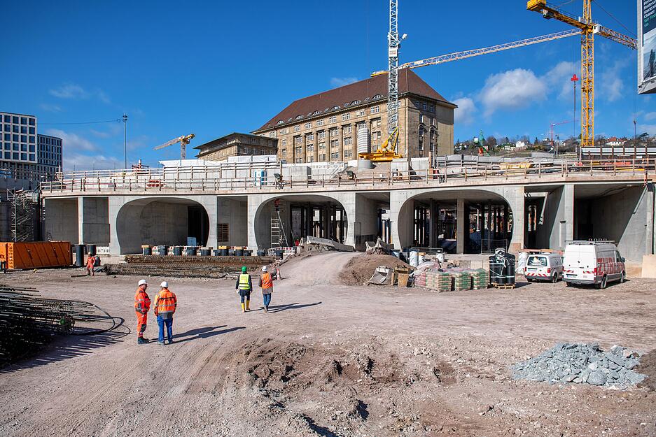 Von hier werden die Z&uuml;ge k&uuml;nftig aus Richtung Mannheim kommend in den neuen Bahnhof einfahren. Auf der anderen Seite geht es dann in Richtung Ulm weiter.