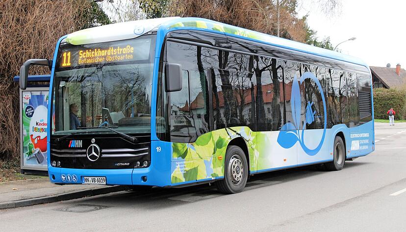 Einen Elektrobus setzen die Stadtwerke Heilbronn bereits auf allen Linien ein. Eine Studie soll klären, wann weitere E-Busse dazukommen.
Foto: Archiv/Donauer