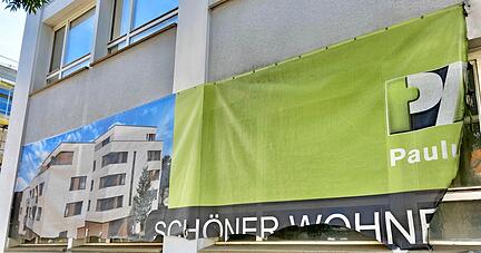 Ganz schön angegriffen ist nicht nur das Banner: An der Wollhausstraße in Heilbronn sollten Seniorenwohnungen entstehen. Vorerst wird nicht weitergebaut.
Foto: Gleichauf Ganz schön angegriffen ist nicht nur das Banner: An der Wollhausstraße in Heilbronn sollten Seniorenwohnungen entstehen. Vorerst wird nicht weitergebaut.
Foto: Gleichauf