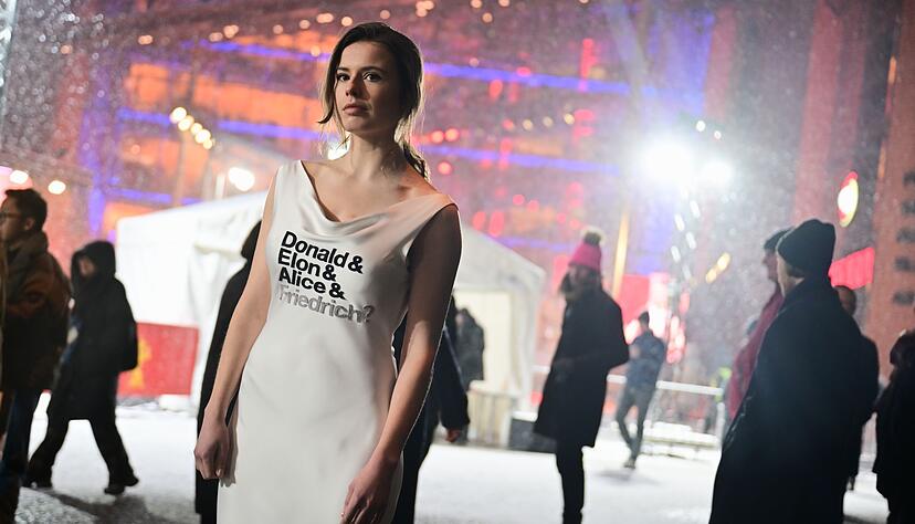 Luisa Neubauer nutzt den Teppich f&uuml;r ein Statement.