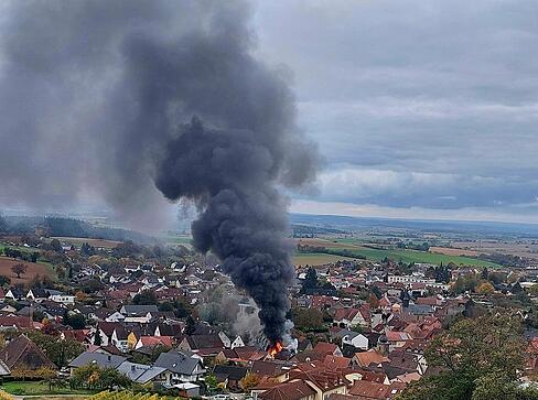 In Sinsheim-Weiler im Rhein-Neckar-Kreis kommt es am Freitagnachmittag zu einem Brand.