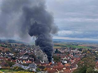 In Sinsheim-Weiler im Rhein-Neckar-Kreis kommt es am Freitagnachmittag zu einem Brand.