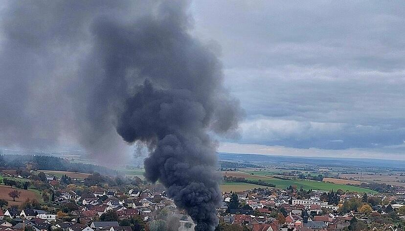 In Sinsheim-Weiler im Rhein-Neckar-Kreis kommt es am Freitagnachmittag zu einem Brand.