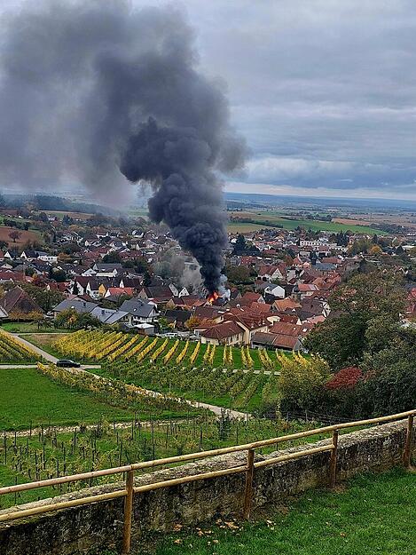 In Sinsheim-Weiler im Rhein-Neckar-Kreis kommt es am Freitagnachmittag zu einem Brand.