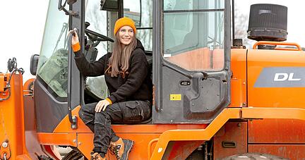 Schweres Gerät gehört zum Beruf: Maurermeisterin Julia Schäfer aus Kraichtal-Unteröwisheim stellt ihren Arbeitsalltag auf Social Media dar − und wehrt sich so gegen starre Rollenbilder.
Foto: Lina Bihr Schweres Gerät gehört zum Beruf: Maurermeisterin Julia Schäfer aus Kraichtal-Unteröwisheim stellt ihren Arbeitsalltag auf Social Media dar − und wehrt sich so gegen starre Rollenbilder.
Foto: Lina Bihr