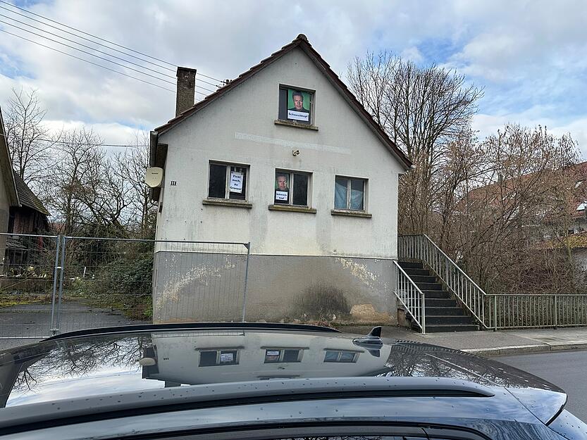 Die Schm&auml;hplakate an dem Haus in Heilbronn-Biberach sind deutlich zu sehen. Das Geb&auml;ude steht seit einiger Zeit leer. Der Verwalter, ein Rechtsanwalt aus Emmendingen nahe Freiburg, vermutet, dass sie durch einen Hausbesetzer angebracht worden sein k&ouml;nnten.