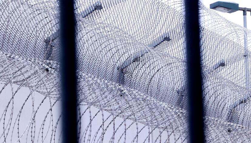 Ein in der Tasche eines Mitgefangenen geflohener Häftling in Frankreich ist wieder hinter Gittern. (Archivbild) Ein in der Tasche eines Mitgefangenen geflohener Häftling in Frankreich ist wieder hinter Gittern. (Archivbild)