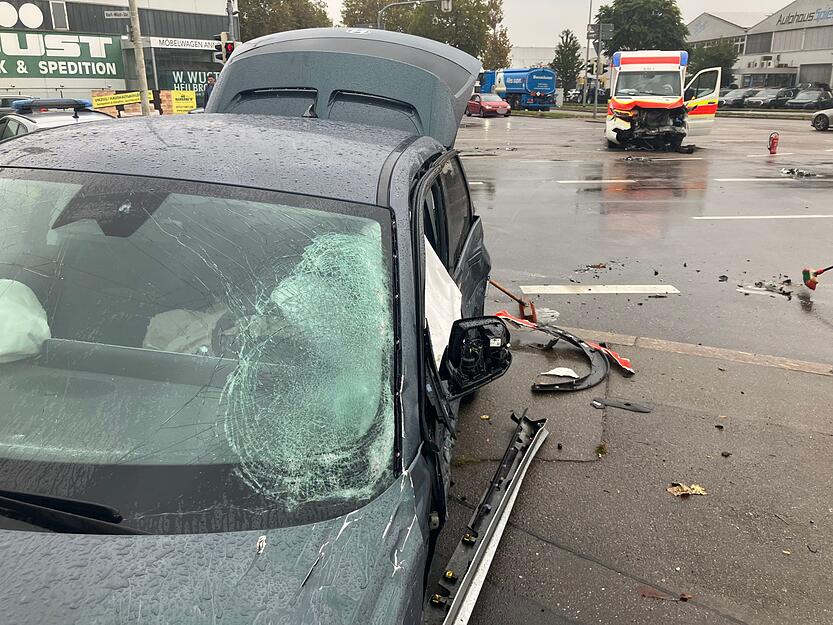 Die Straße muss nach dem Unfall mit einem Rettungswagen gereinigt werden.