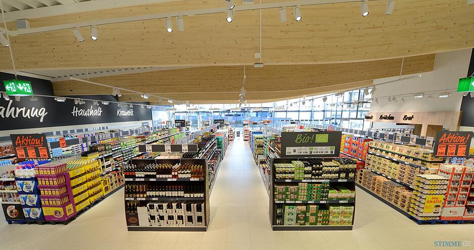 F&uuml;r die Deckenkonstruktion verwenden die Neckarsulmer nachhaltig bewirtschaftetes Holz.Die Regale sind etwas niedriger als bisher.