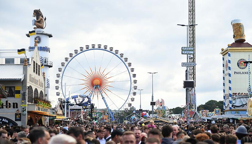 Voll ist es auf der Wiesn oft - zum Tischwechsel ging nun kurzzeitig nichts mehr. Voll ist es auf der Wiesn oft - zum Tischwechsel ging nun kurzzeitig nichts mehr.
