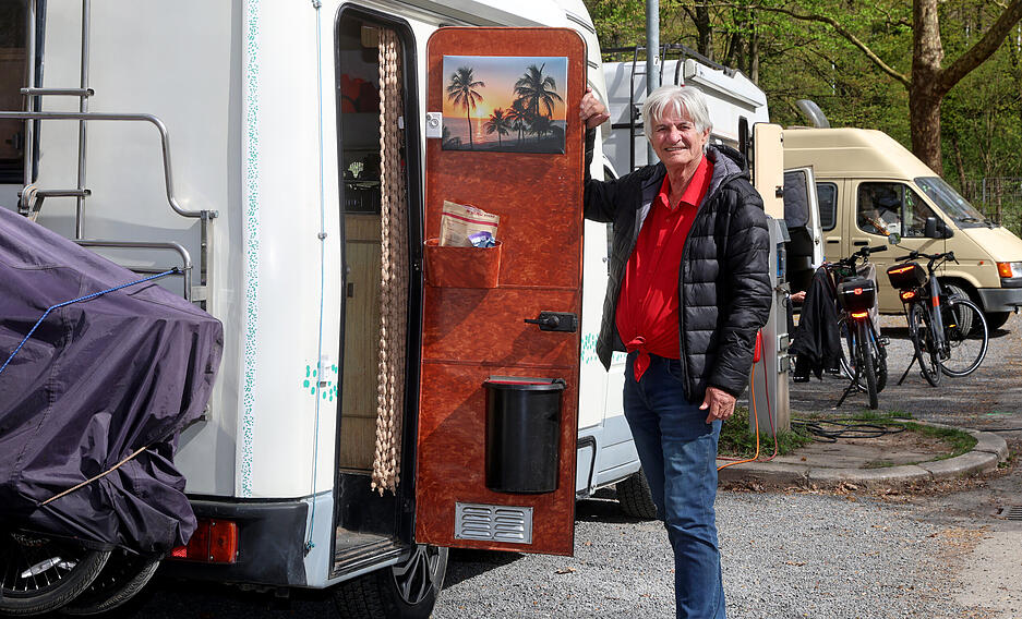 Ostermontag auf dem Wohnmobilstellplatz im Wertwiesenpark Heilbronn. Rainer F&uuml;rst genie&szlig;t die Sonne.