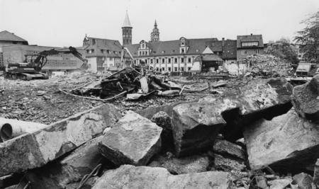 Abbruch des Fabrik- und Verwaltungegebäudes der Firma Landerer 1989 in der Stadtmitte. Im Hintergrund der Deutschhof, die Türme der evangelischen Kilianskirche und des katholischen Deutschordensmünsters.
Foto: HSt-Archiv