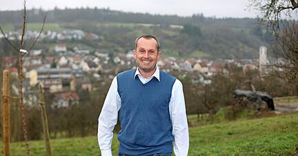 Christoph Hamberger will Bürgermeister von Neudenau werden, mit seiner Familie wohnt er im Stadtteil Herbolzheim. Bis Ende des Jahres 2022 leitete er im Rathaus das Bauamt, dann kam die Umstrukturierung durch den Bürgermeister.
Foto: Ralf Seidel Christoph Hamberger will Bürgermeister von Neudenau werden, mit seiner Familie wohnt er im Stadtteil Herbolzheim. Bis Ende des Jahres 2022 leitete er im Rathaus das Bauamt, dann kam die Umstrukturierung durch den Bürgermeister.
Foto: Ralf Seidel