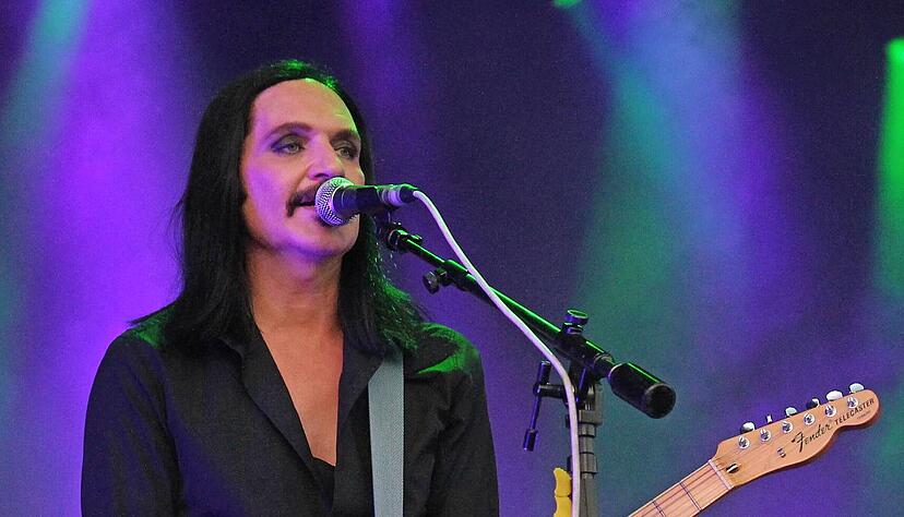 &bdquo;Wir machen ein wenig Tanz-Rock &lsquo;n&rsquo; Roll, ja?&ldquo;: Placebo-S&auml;nger Brian Molko kommuniziert mit den 7000 Fans in Schwetzingen auf Deutsch. Viele der Songs am Samstagabend stammen vom bislang letzten Studioalbum &bdquo;Never Let Me Go&ldquo;.