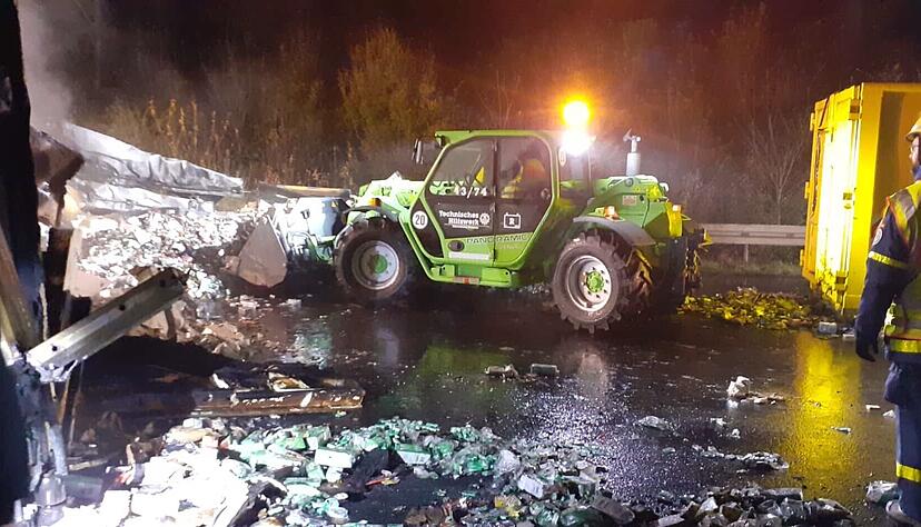 Mitglieder des Technischen Hilfswerks Widdern sind mit Bagger und Teleskoplader im Einsatz. Mitglieder des Technischen Hilfswerks Widdern sind mit Bagger und Teleskoplader im Einsatz.