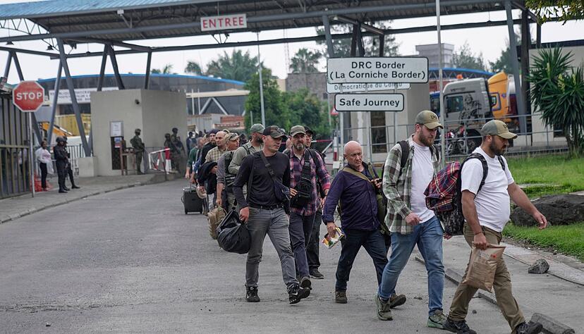 Rum&auml;nische S&ouml;ldner werden am Grenz&uuml;bergang Gisenyi zwischen Kongo und Ruanda freigelassen.
