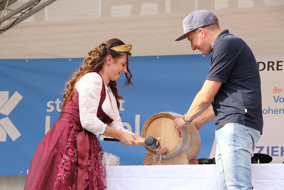 Fassanstich mit Bürgermeister Stefan Neumann und der Hohenloher Weinkönigin Simela Koyunsevenauf dem Stadtfest in Künzelsau.