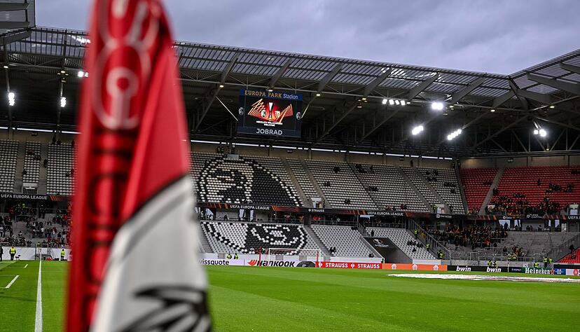 Der SC Freiburg wird auch im heimischen Europa-Park-Stadion k&uuml;nftig mit dem Namen Lexware auf der Brust spielen.