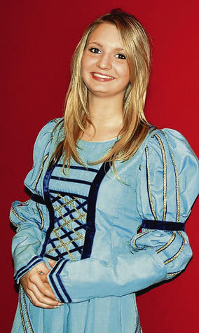 Rebecca Posovszky: Die 17 Jahre alte Bewerberin ist Sch&uuml;lerin am M&ouml;nchseegymnasium. Schon als kleines M&auml;dchen hat sie die K&auml;thchen in ihren Kleidern bewundert. Ihr Lieblingsgericht ist Rehbraten und Mousse au Chocolat, die Lieblingsblume das G&auml;nsebl&uuml;mchen. Ihre Freizeit gestaltet sie vorwiegend mit ihrem Pferd und Freunden. Ihr WM-Tipp ist Spanien.