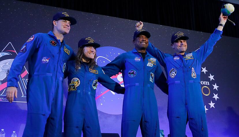 Die &laquo;Artemis 2&raquo;-Crew, Jeremy Hansen (l-r), Christina Koch, Victor Glover und Reid Wiseman, kommt am Ende einer R&uuml;ckkehrfeier in die Mitte einer B&uuml;hne.