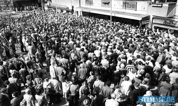 Mai 1977: Fuchs ist insolvent. Der Konkursausverkauf löst einen Massenansturm aus. Weit über 10 000 Menschen drängen sich von frühmorgens bis in den späten Nachmittag vor dem Eingang am Heilbronner Marktplatz.