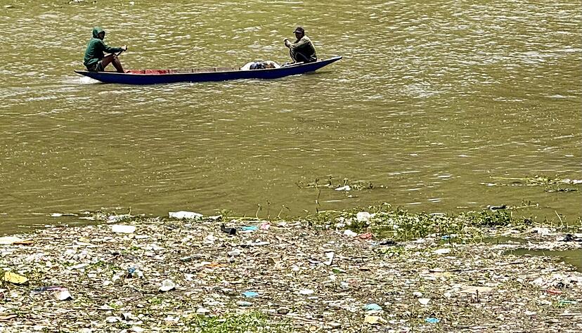 Ganze M&uuml;llteppiche treiben im Citarum, hinzu kommen giftige Abw&auml;sser aus Textilfabriken.