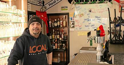 Ceyhan Akin ist Pächter der Sportsbar "Sonne" in Forchtenberg. Auf die große Politik ist er überhaupt nicht gut zu sprechen.
Foto: Armin Rößler
