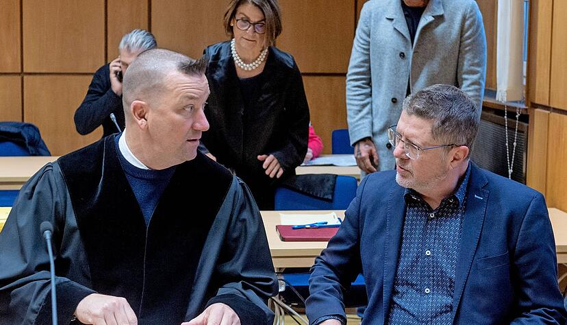 Löwensteins Bürgermeister Klaus Schifferer (rechts) und sein Verteidiger Malte Höch. Im Hintergrund Anke Stiefel-Bechdolf, Anwältin des Bauunternehmers.
Foto: Berger Löwensteins Bürgermeister Klaus Schifferer (rechts) und sein Verteidiger Malte Höch. Im Hintergrund Anke Stiefel-Bechdolf, Anwältin des Bauunternehmers.
Foto: Berger