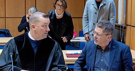 Löwensteins Bürgermeister Klaus Schifferer (rechts) und sein Verteidiger Malte Höch. Im Hintergrund Anke Stiefel-Bechdolf, Anwältin des Bauunternehmers.
Foto: Berger Löwensteins Bürgermeister Klaus Schifferer (rechts) und sein Verteidiger Malte Höch. Im Hintergrund Anke Stiefel-Bechdolf, Anwältin des Bauunternehmers.
Foto: Berger