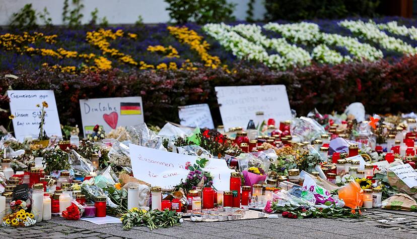 Viele Menschen haben nach dem Anschlag Blumen niedergelegt und Kerzen gebracht. (Archivbild)