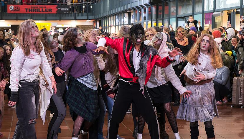 "Thriller" ist einer der zahlreichen erfolgreichen Songs von Michael Jackson. "Thriller" ist einer der zahlreichen erfolgreichen Songs von Michael Jackson.