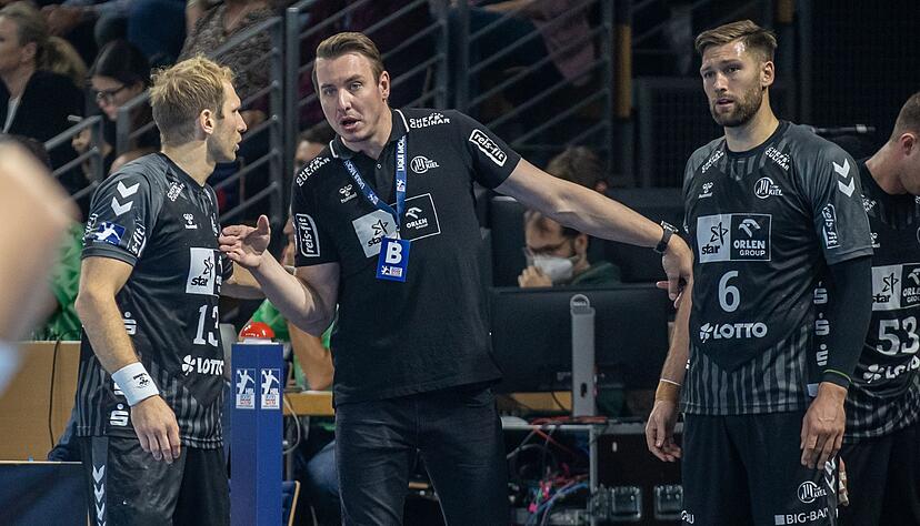 Kiels Trainer Filip Jicha bespricht sich mit Steffen Weinhold (l) und Harald Reinkind (r). Kiels Trainer Filip Jicha bespricht sich mit Steffen Weinhold (l) und Harald Reinkind (r).