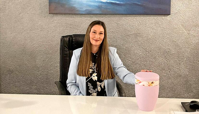 Anastasia Maurer an ihrem Schreibtisch in der Weinsberger Filiale von Himmelblau. Papierkram gehört natürlich auch zum Beruf der Bestatterin, doch der persönliche Umgang mit den Trauernden ist der Unternehmerin weitaus wichtiger.
Foto: Jürgen Paul Anastasia Maurer an ihrem Schreibtisch in der Weinsberger Filiale von Himmelblau. Papierkram gehört natürlich auch zum Beruf der Bestatterin, doch der persönliche Umgang mit den Trauernden ist der Unternehmerin weitaus wichtiger.
Foto: Jürgen Paul