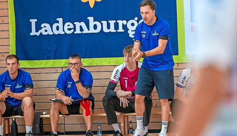 Beim TSV Weinsberg arbeitet Oliver Rieth (Zweiter von links) unter anderem mit Trainer Edin Hadzimuhamedovic (stehend) und Torh&uuml;ter Nicolas Koch.