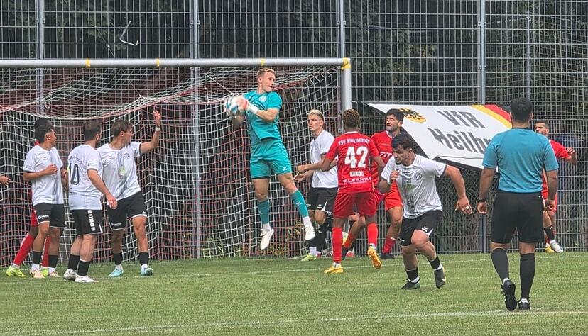 Torwart Nils Leidenberger hält in der ersten Halbzeit mit starken Paraden seinen VfR Heilbronn beim TSV Weilimdorf im Spiel. Torwart Nils Leidenberger hält in der ersten Halbzeit mit starken Paraden seinen VfR Heilbronn beim TSV Weilimdorf im Spiel.