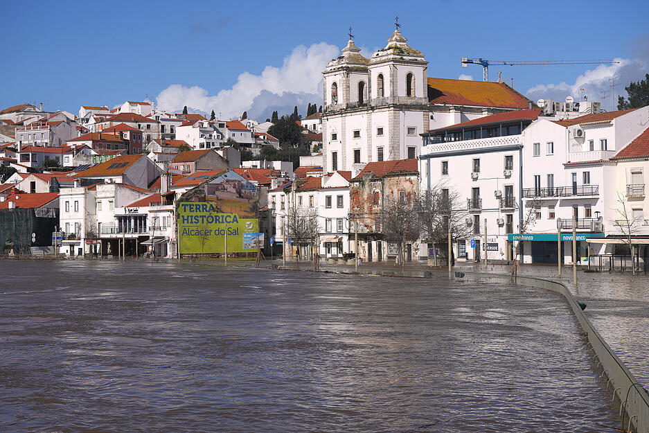 Blick auf Alcacer do Sal in S&uuml;dportugal, nachdem der Fluss Sado infolge starker Regenf&auml;lle &uuml;ber die Ufer getreten ist