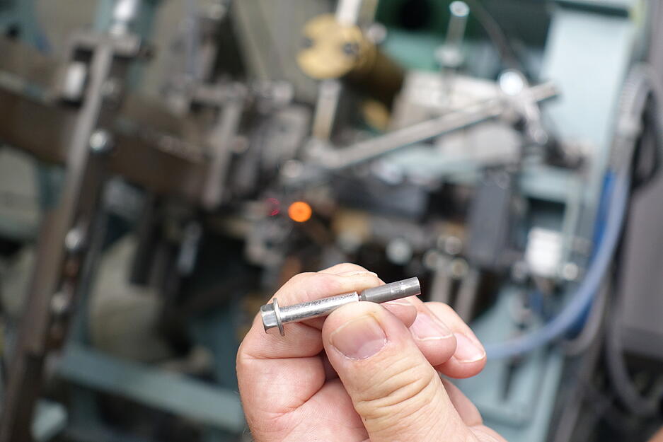 Hier eine Bimetall-Schraube, die so zusammengeschwei&szlig;t wird