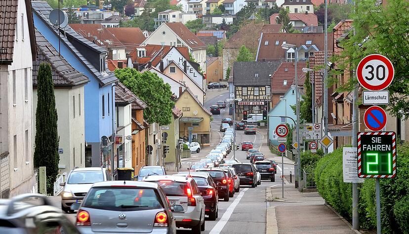 Tempo 30, 40 oder 50? Oft spielt das gar keine Rolle, weil der Verkehr sowieso keine höhere Geschwindigkeit zulässt, so wie hier in Frankenbach.
Foto: Ralf Seidel
