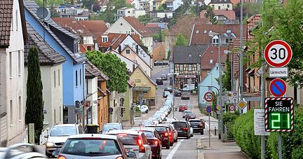 Tempo 30, 40 oder 50? Oft spielt das gar keine Rolle, weil der Verkehr sowieso keine höhere Geschwindigkeit zulässt, so wie hier in Frankenbach.
Foto: Ralf Seidel