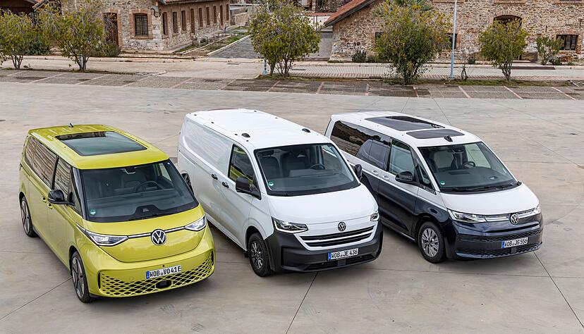 Im Kreise der Verwandtschaft: Vom rein elektrischen ID.Buzz (l) und dem luxuri&ouml;sen Multivan (r) wird der neue Transporter - hier in der Kastenwagenversion - flankiert.
